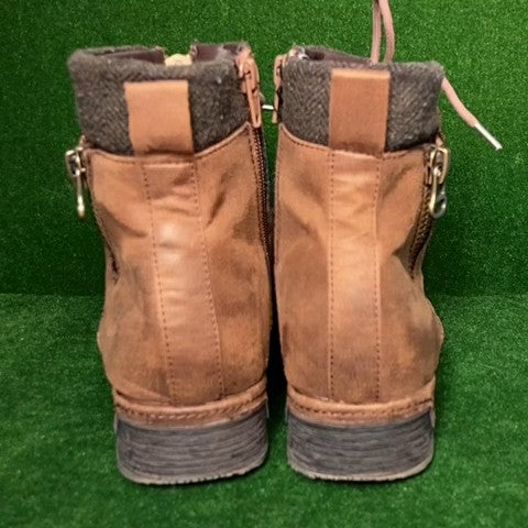 White Mountain boots Size: 07 1/2