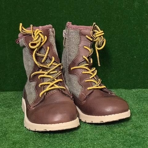 Carters Toddler boots Size: 08