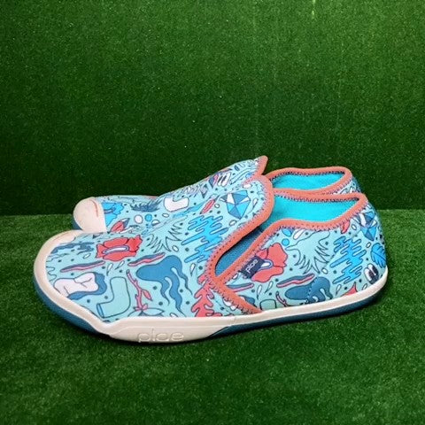 Plae Shoes Size: 04 1/2