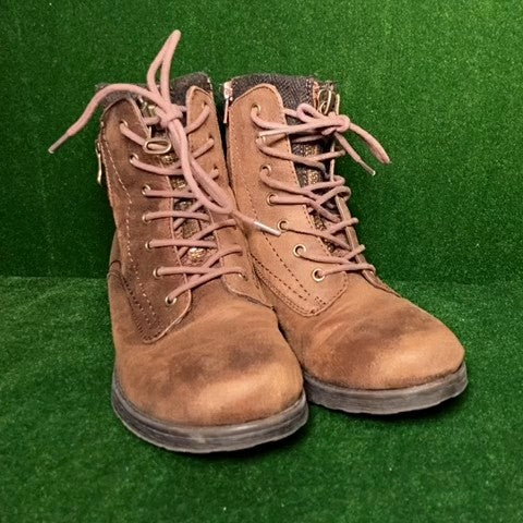 White Mountain boots Size: 07 1/2